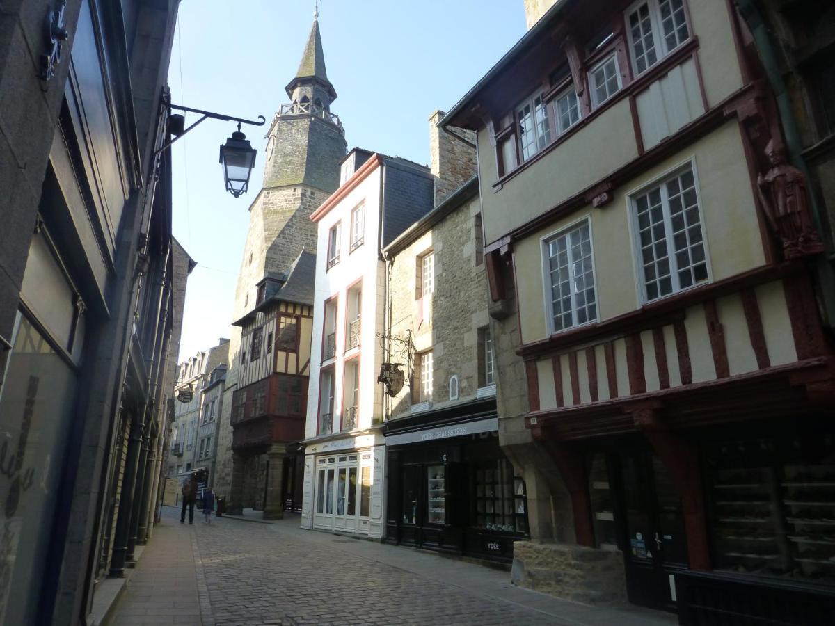 De La Tour De L'horloge De Dinan