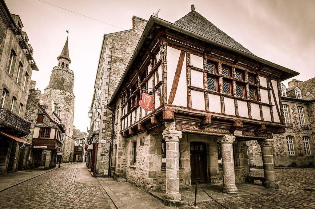 De La Tour De L'horloge De * Dinan
